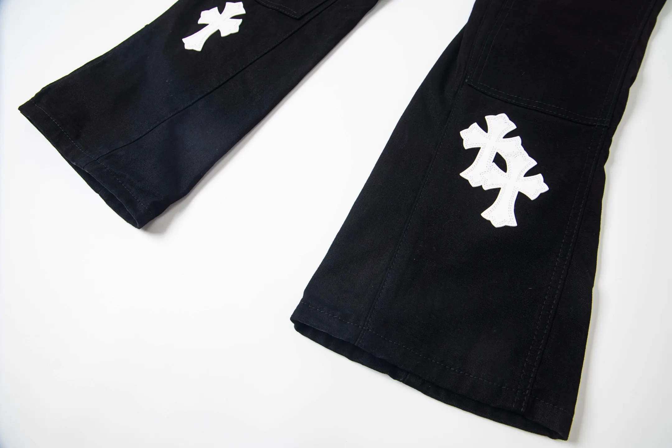 P260 Chrome Hearts co-branded Carhartt zipper leather jeans, priced at 16W+, patchwork cross pattern embellishment, high-waisted washed jeans! ! Absolutely high-end luxury products, 8W+ level god-level single products, super popular products, made with top heavy industry, a magic weapon that cannot be missed. About Kroxin This is an extremely luxurious fashion brand, which can also be called the nobles of the high street. It has always been an exclusive brand for some hipsters or the rich second generation. Compared with ordinary high streets, it is more luxurious and noble. Compared with luxury brands, it has a more fashionable personality and has always been a brand that I have a special liking for. Style number: 1772# Size: 28 30 32 34 36